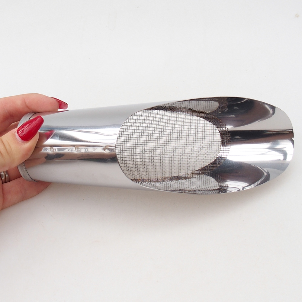 Lopatka na zeminu se sitem