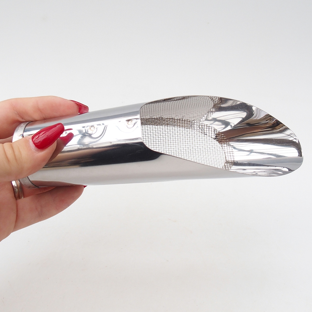 Lopatka na zeminu se sitem