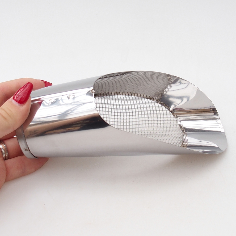 Lopatka na zeminu se sitem