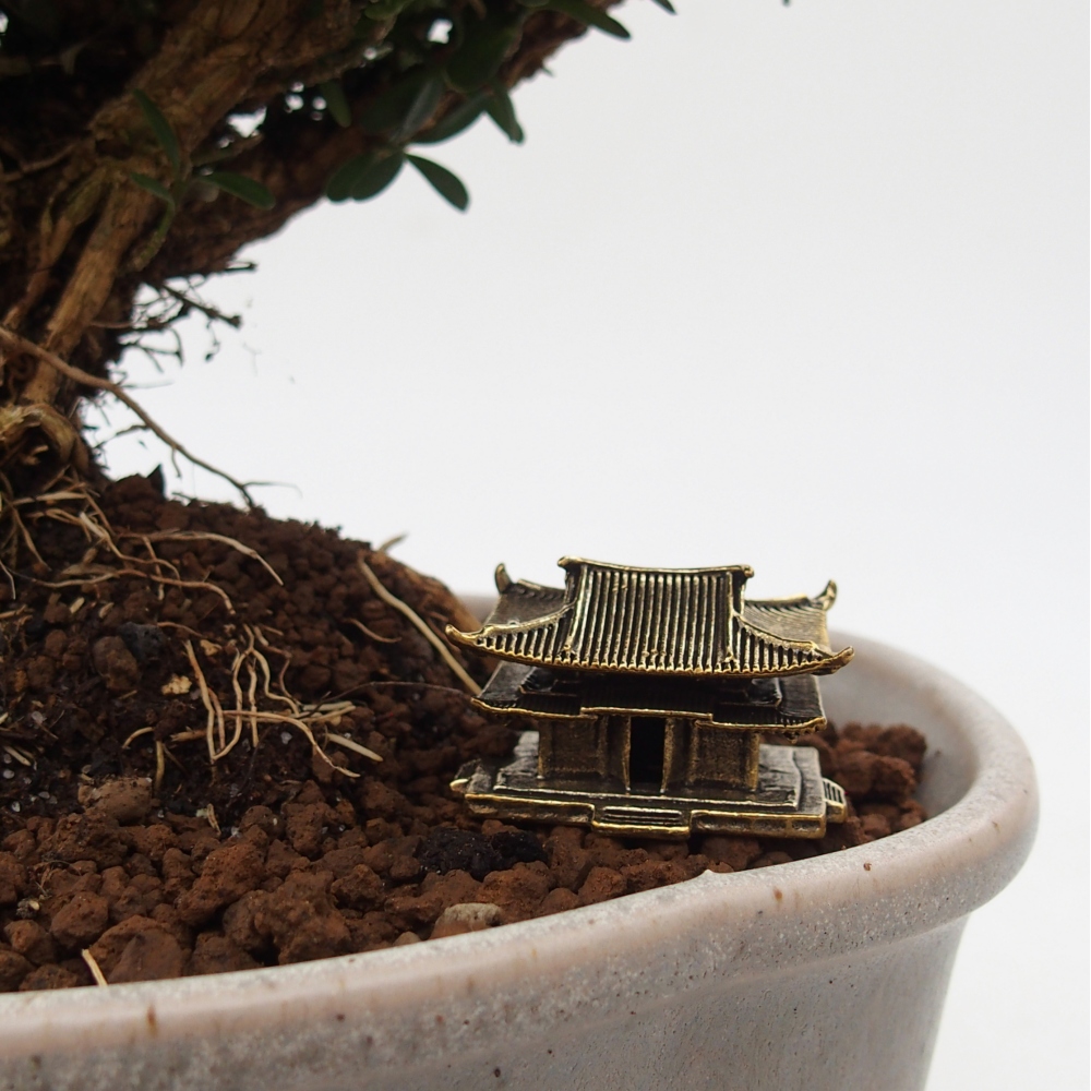 Kovová figurka - chatrč