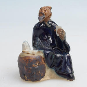 Keramická figurka - mudrc s čajem
